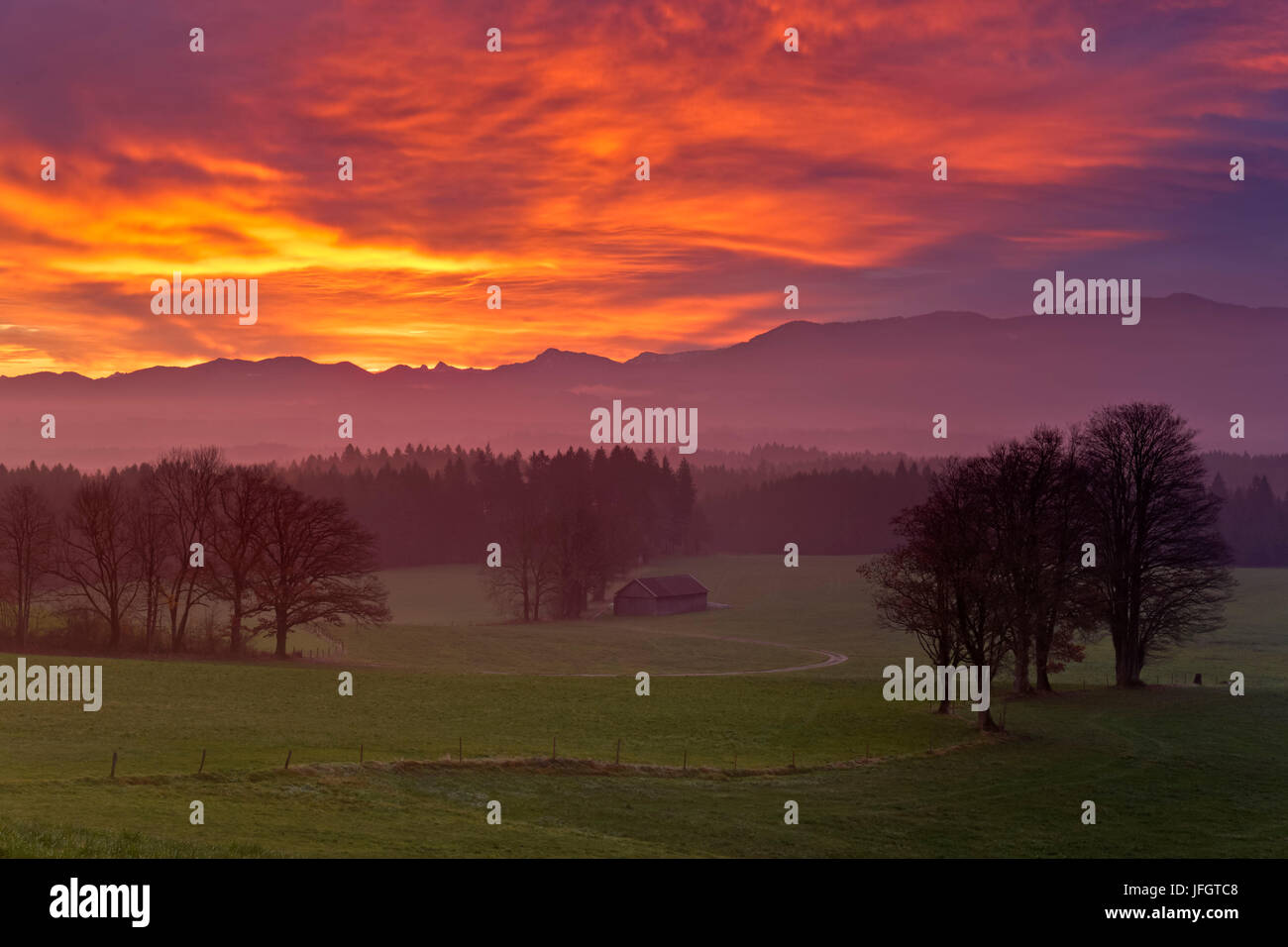 Allemagne, Berlin, pays, Faistenberg Tölzer, Red sky sur les contreforts des Alpes bavaroises et les Mangfallgebirge Banque D'Images