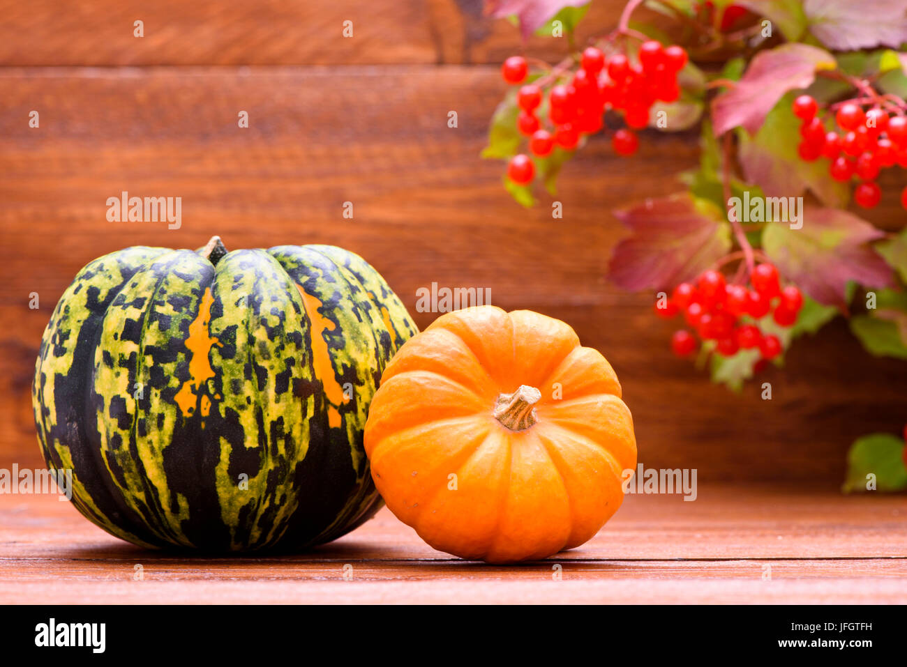 L'automne, de patinage libre en-cas et des petits fruits comme décoration sur bois Banque D'Images