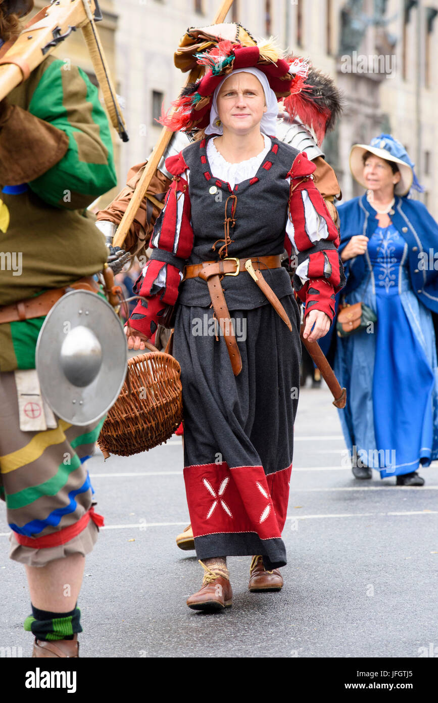 En 2015, l'Oktoberfest avec costumes traditionnels et la protection procession, costume traditionnel groupe du Duke's médiévale ville de Burghausen, Banque D'Images