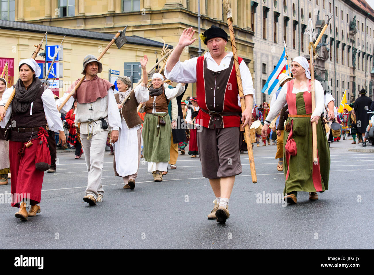 En 2015, l'Oktoberfest avec costumes traditionnels et la protection procession, costume traditionnel groupe du Duke's médiévale ville de Burghausen, Banque D'Images