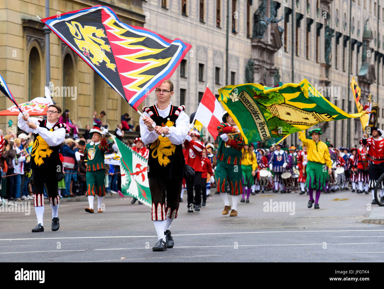 En 2015, l'Oktoberfest avec costumes traditionnels et la protection de l'association, procession au sud-ouest-allemand fanfare trains, Banque D'Images