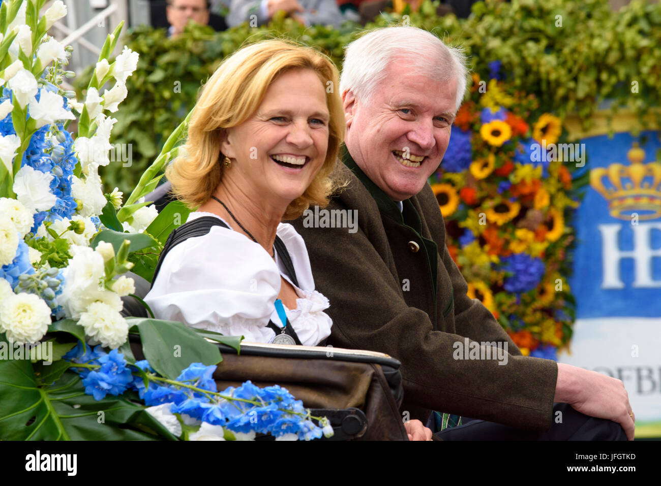 En 2015, l'Oktoberfest avec costumes traditionnels et la protection procession, Premier ministre avec M. Horst Seehofer épouse Karin Seehofer dans le chariot fixe, Banque D'Images