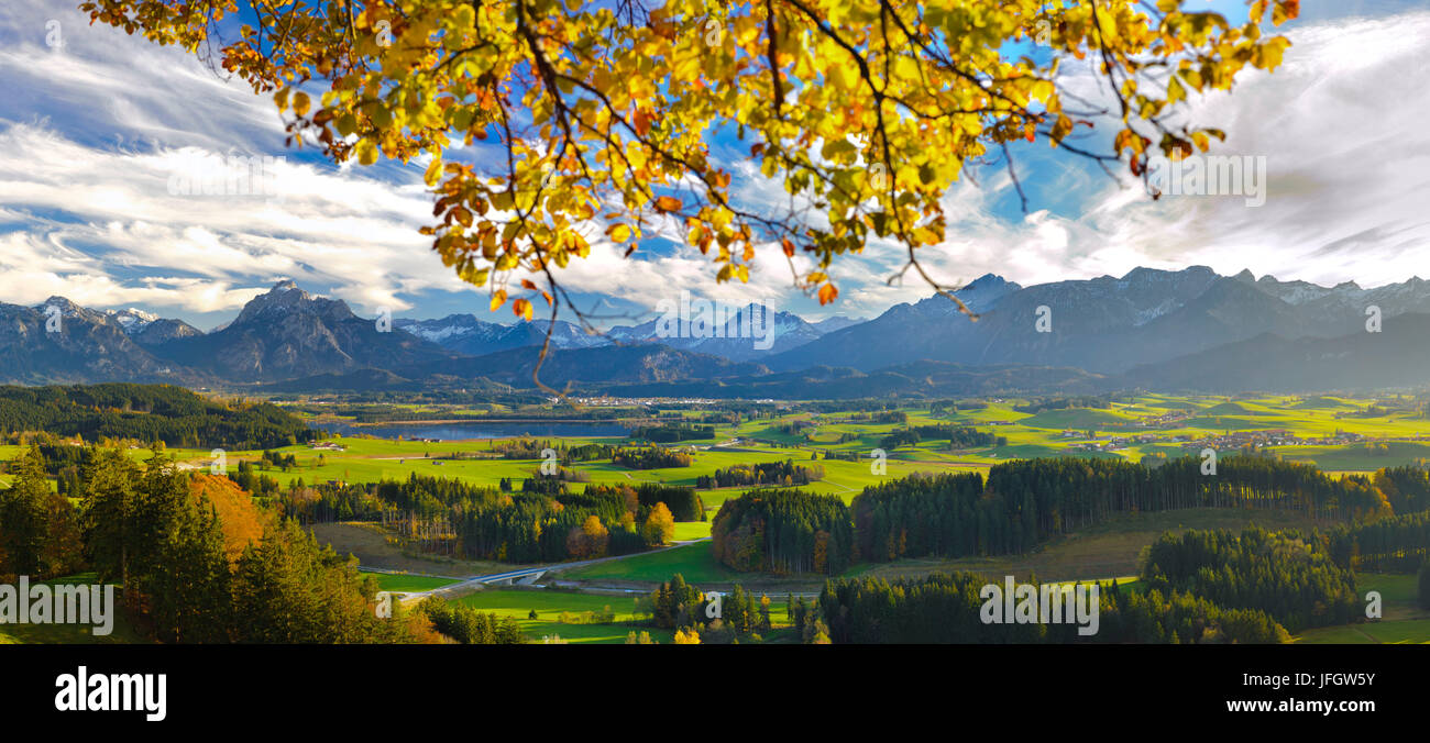Paysage panoramique en Bavière à l'Allgäu et Hopfensee dans les montagnes de l'Ammergebirges dans l'arrière-plan Banque D'Images