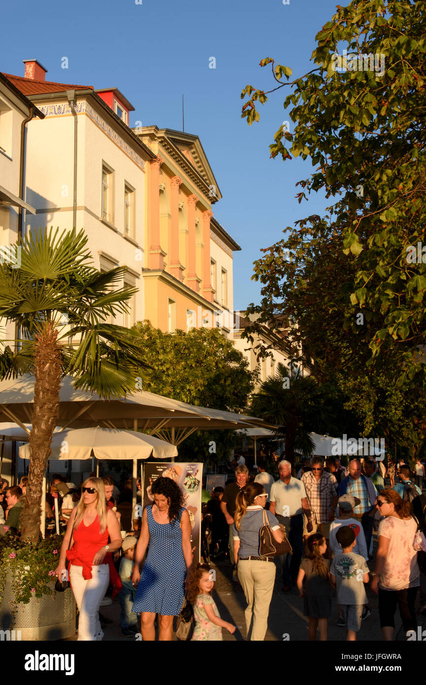 Restaurant Café de la promenade au bord du lac de Constance, Überlingen, Baden-Wurttemberg, Allemagne Banque D'Images