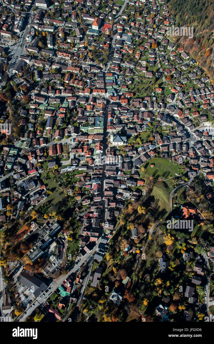 Garmisch-Partenkirchen avec Ludwigstrasse historique, automne, vues aériennes, hautes terres, de Werdenfels, Bavière, Allemagne Banque D'Images