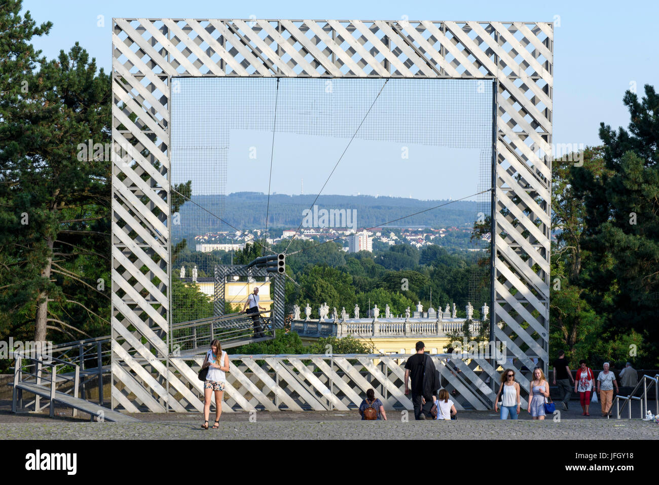 Documenta, oeuvre d'art 'cadre' ou 'scenery construction dans le diaporama",  Friedrich's square, Vieille Ville, Kassel, Hessen, Allemagne Photo Stock -  Alamy