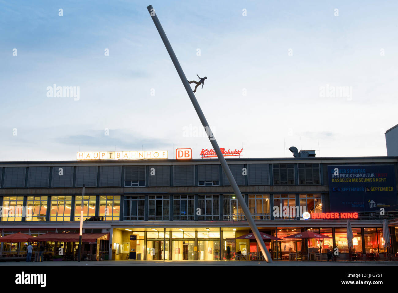 Pièce d'art Documenta Himmelsstürmer en face de la gare la gare centrale avec le crépuscule, Kassel, Hessen, Allemagne Banque D'Images