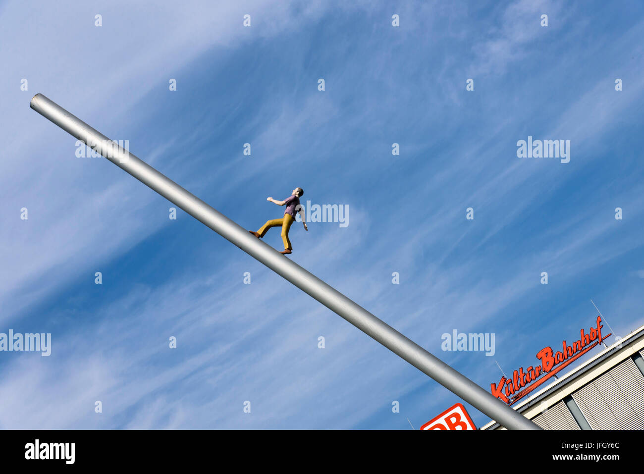 Pièce d'art Documenta Himmelsstürmer en face de la gare la gare centrale, Kassel, Hessen, Allemagne Banque D'Images