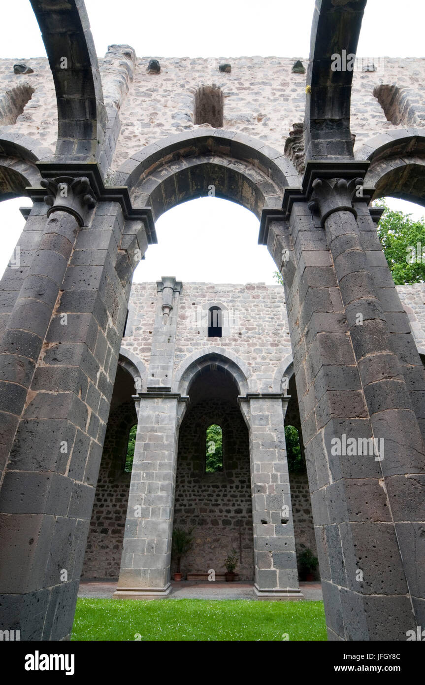 La ruine de l'église du cloître cistercien de Arnsburg, lumière, Hessen, Allemagne Banque D'Images
