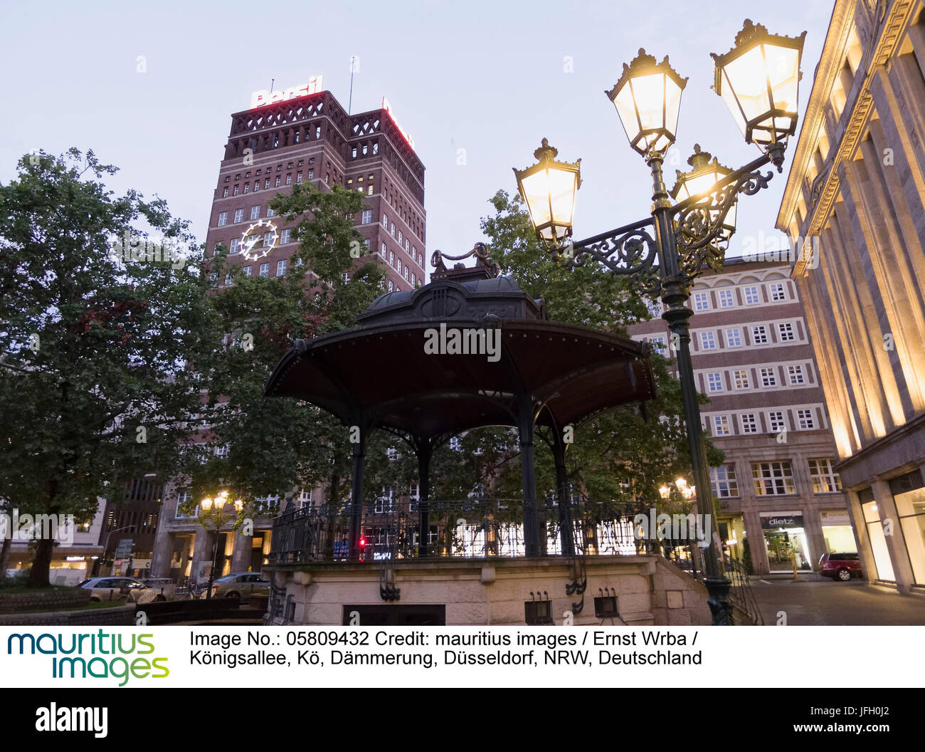 Königsallee, Kö, crépuscule, Düsseldorf, Rhénanie du Nord-Westphalie, Allemagne Banque D'Images Königsallee, Kö, crépuscule, Düsseldorf, Rhénanie du Nord-Westphalie, Allemagne Banque D'Images