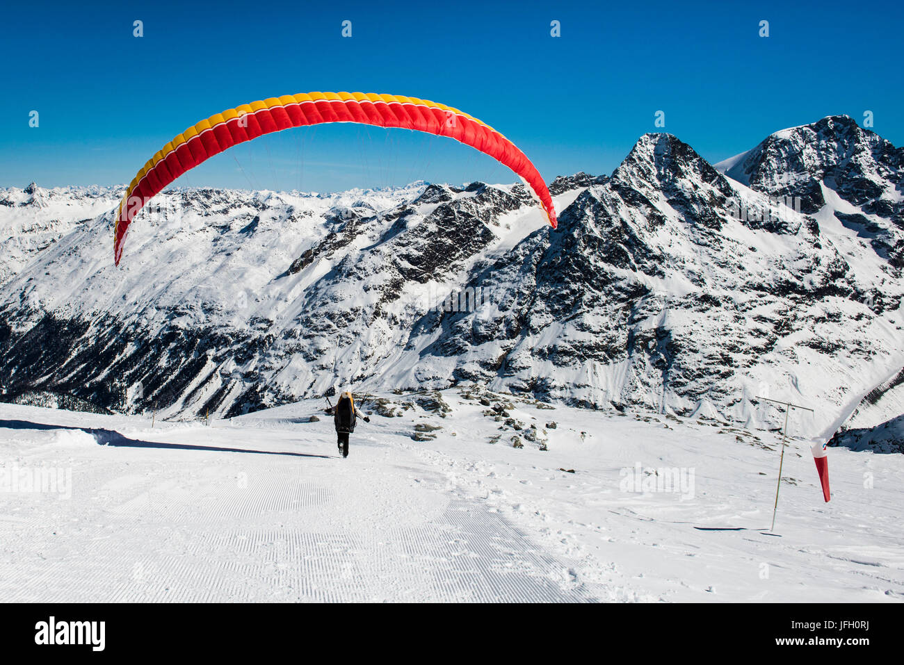 Dans le début de parapente sur Corvatsch St. Moritz, Canton des Grisons, l'Engadine, Suisse Banque D'Images