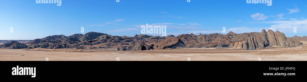 Ouvert à la verticale des roches sur l'UGAB-dry river, Damaraland, Namibie, le parc national de Dorob, panorama Banque D'Images