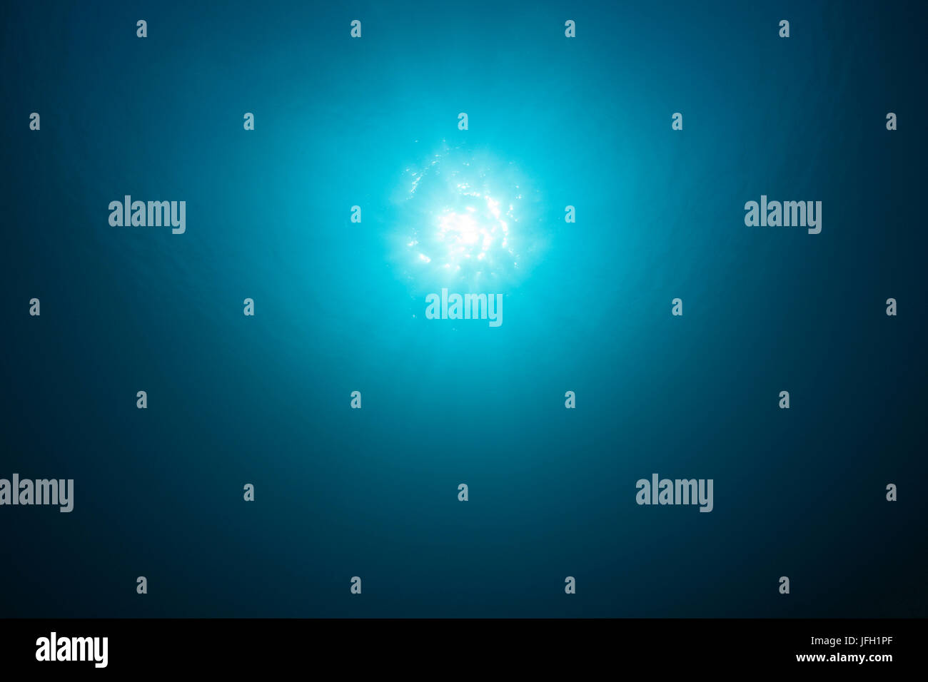 Du soleil dans l'océan, Raja Ampat, Papouasie occidentale, en Indonésie Banque D'Images