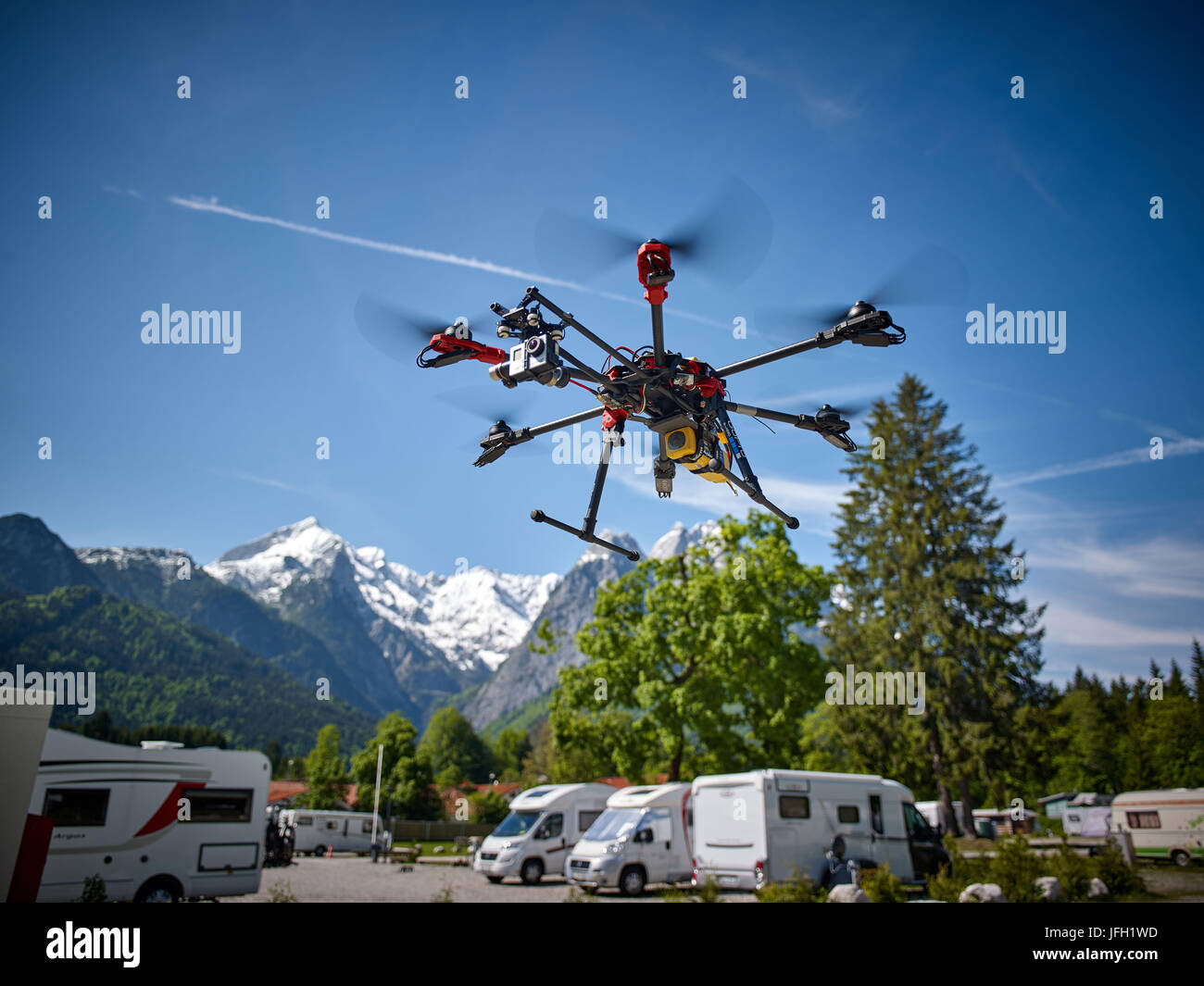 Drone caméra dans le vol en face de bleu ciel, panorama alpin, site de camping Banque D'Images