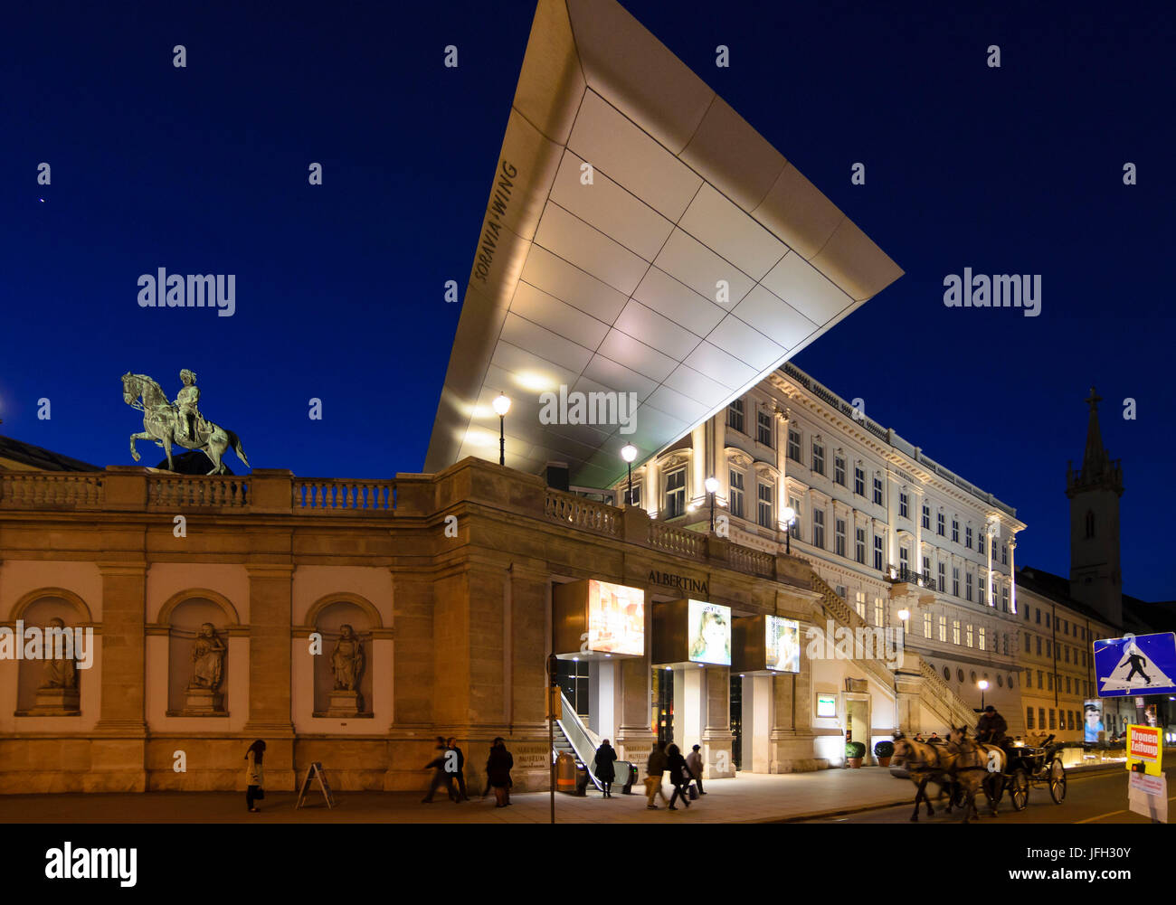 Dans le palais Albertina à Vienne avec l'archiduc Albrecht le monument équestre créée en 1899 d'Albrecht et la substitution, toit en appentis à l'extérieur appelé Soravia, Hans Hollein, en 2007 et de la cabine, l'Autriche, Vienne, Vienne, 01. Banque D'Images