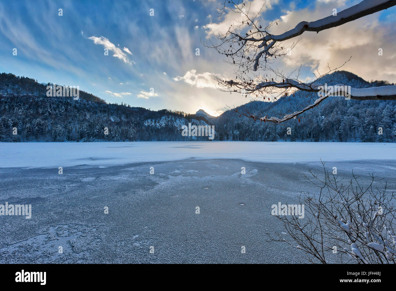 Vue panoramique sur le lac gelé Hechtsee avec arbres et montagne couverte de neige Banque D'Images