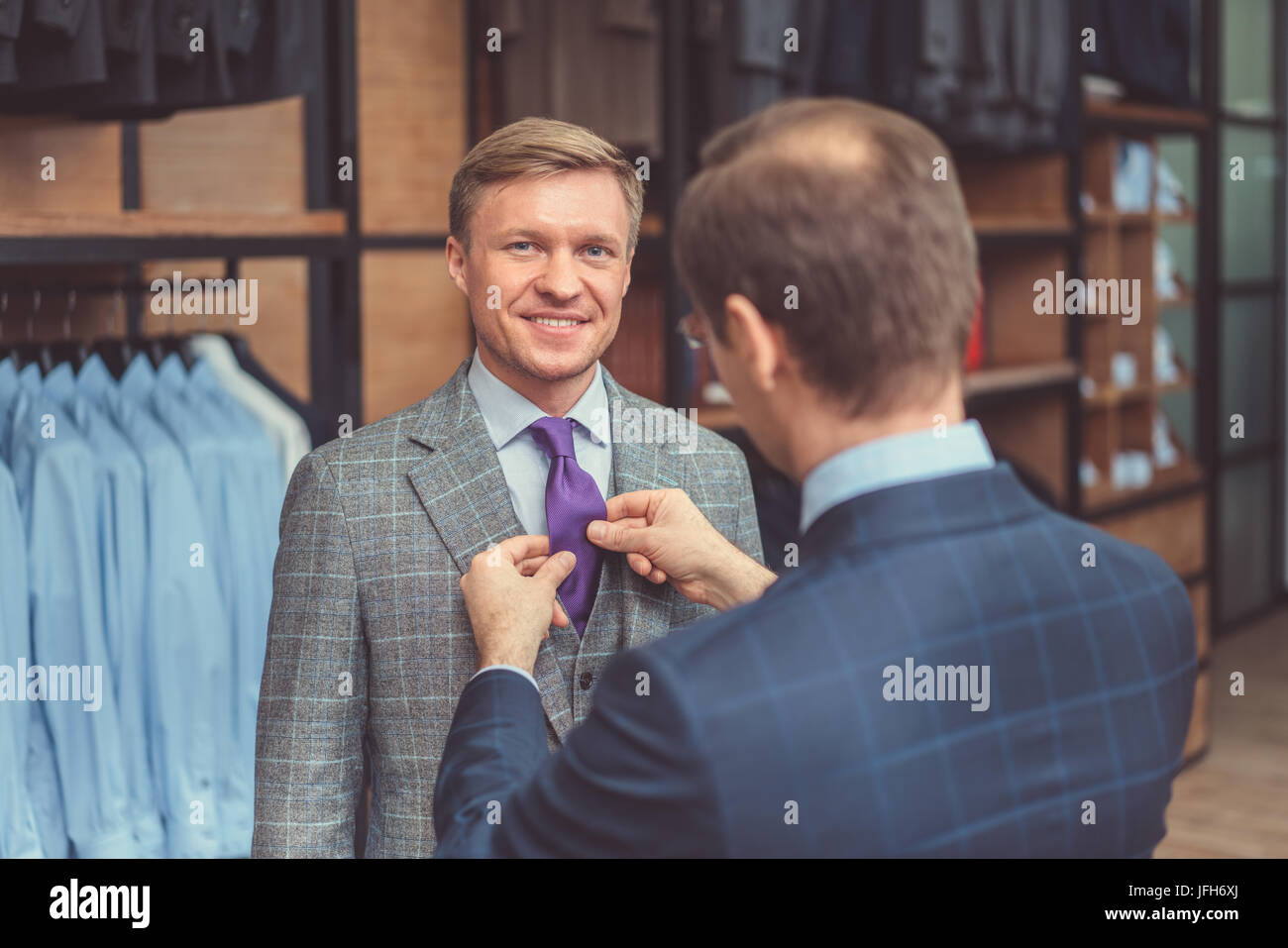 Smiling businessman dans l'atelier Banque D'Images