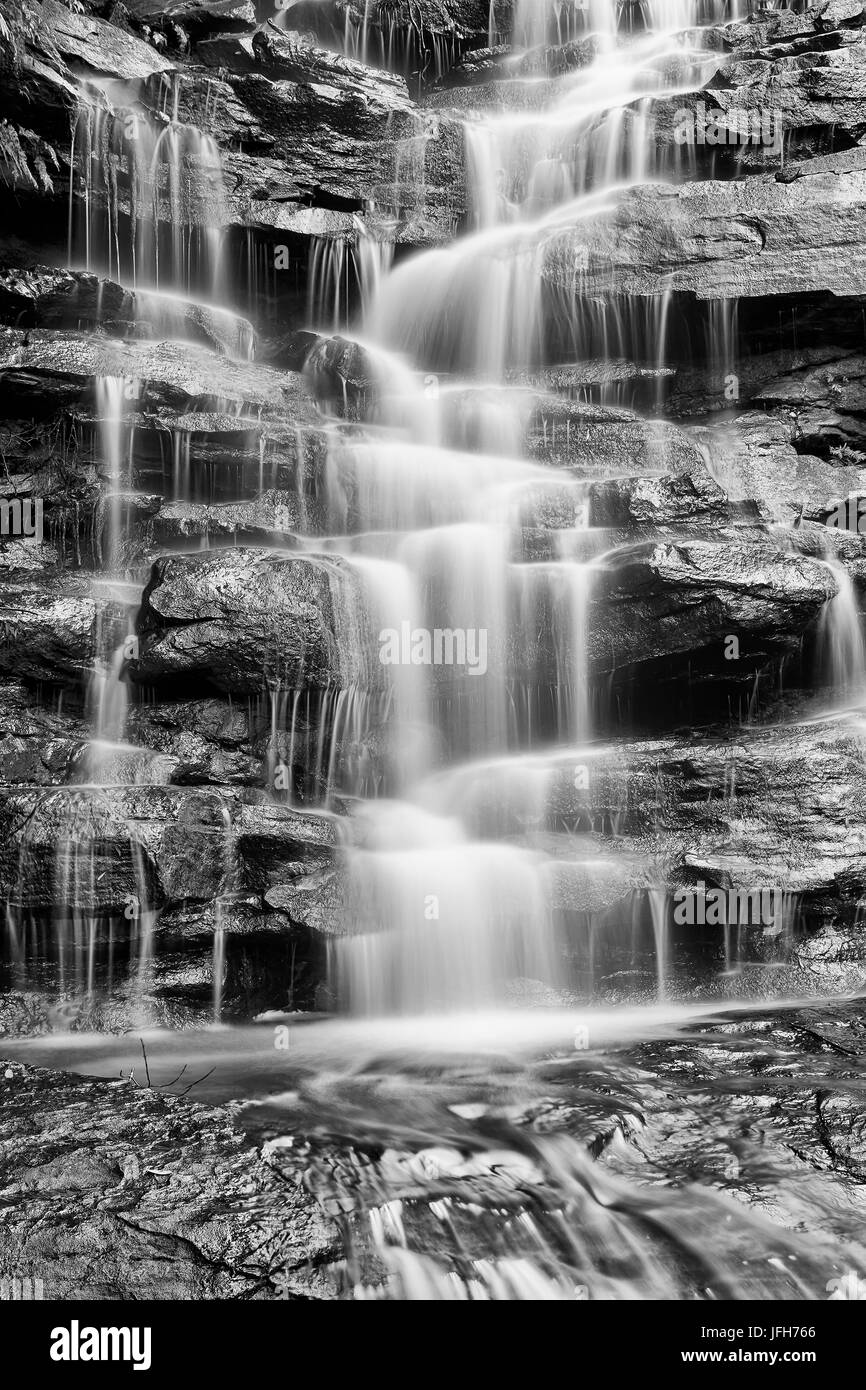 Fragment de grès verticale sur la cascade cascade en forêt creek sur la côte centrale australienne convertie par noir-blanc pour plus d'eau structure Banque D'Images