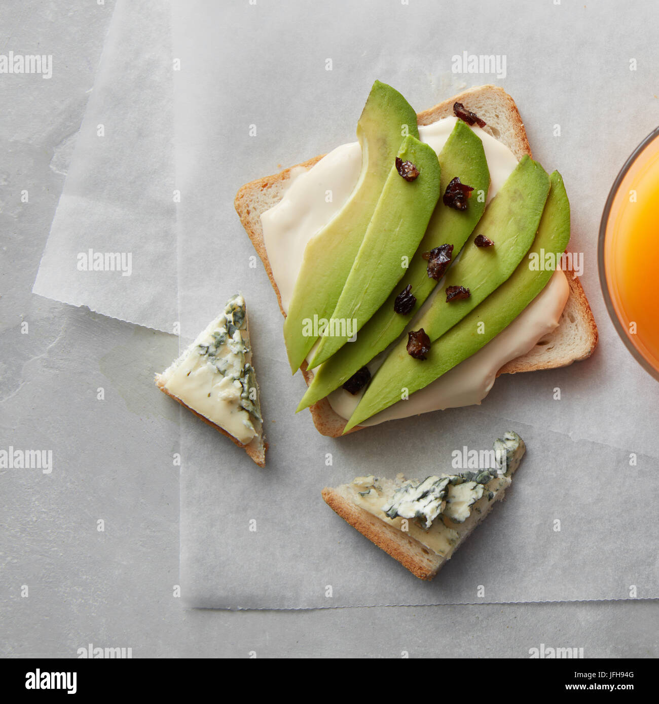 Sandwich à l'avocat avec le jus Banque D'Images