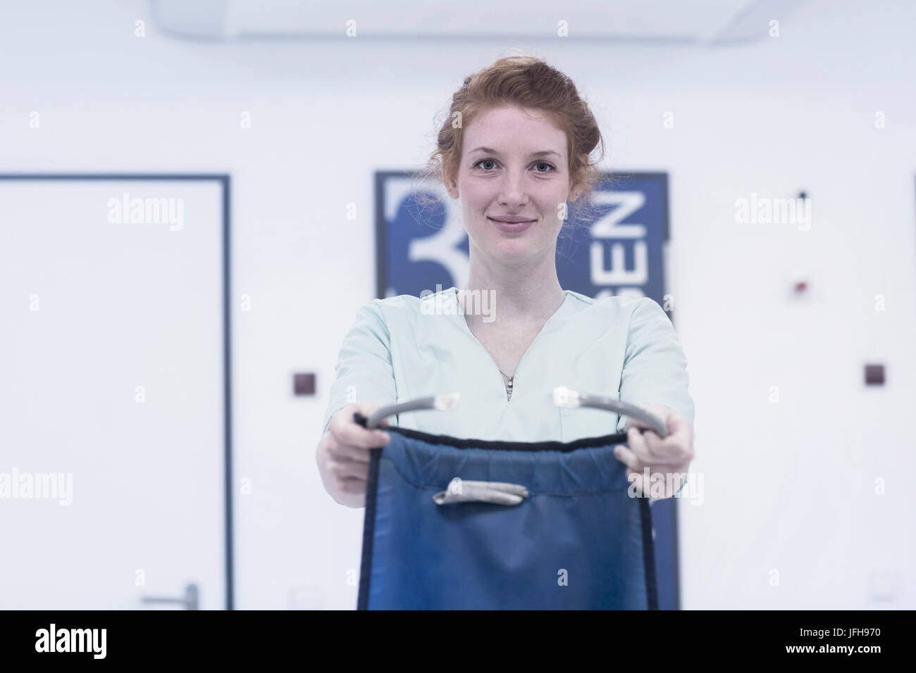 Portrait de jeune infirmière maintenant le corps protecteur contre les x-ray Banque D'Images