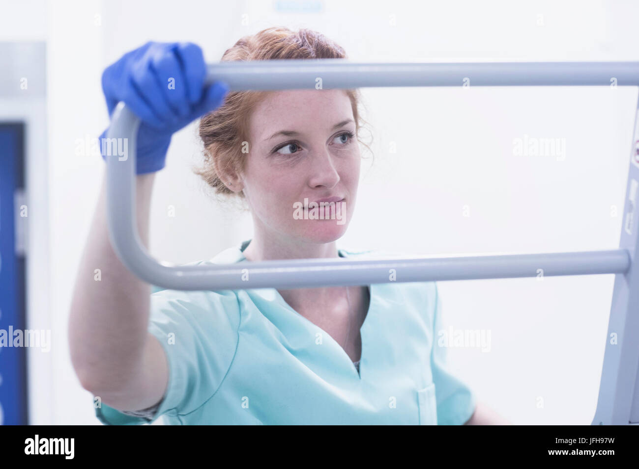 Nurse holding fait partie de X-ray machine Banque D'Images