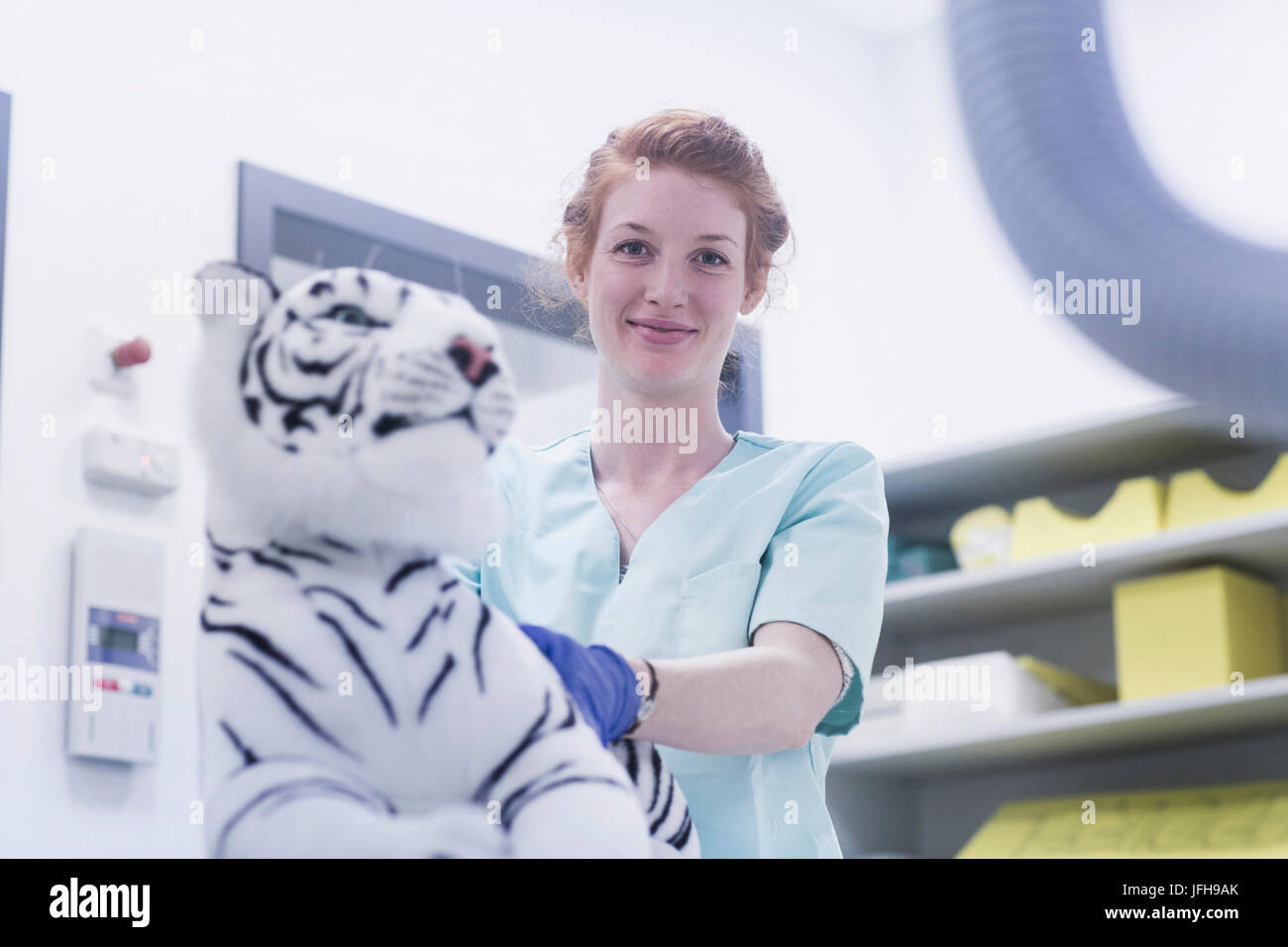 Jeune infirmière woman standing by toy tiger Banque D'Images