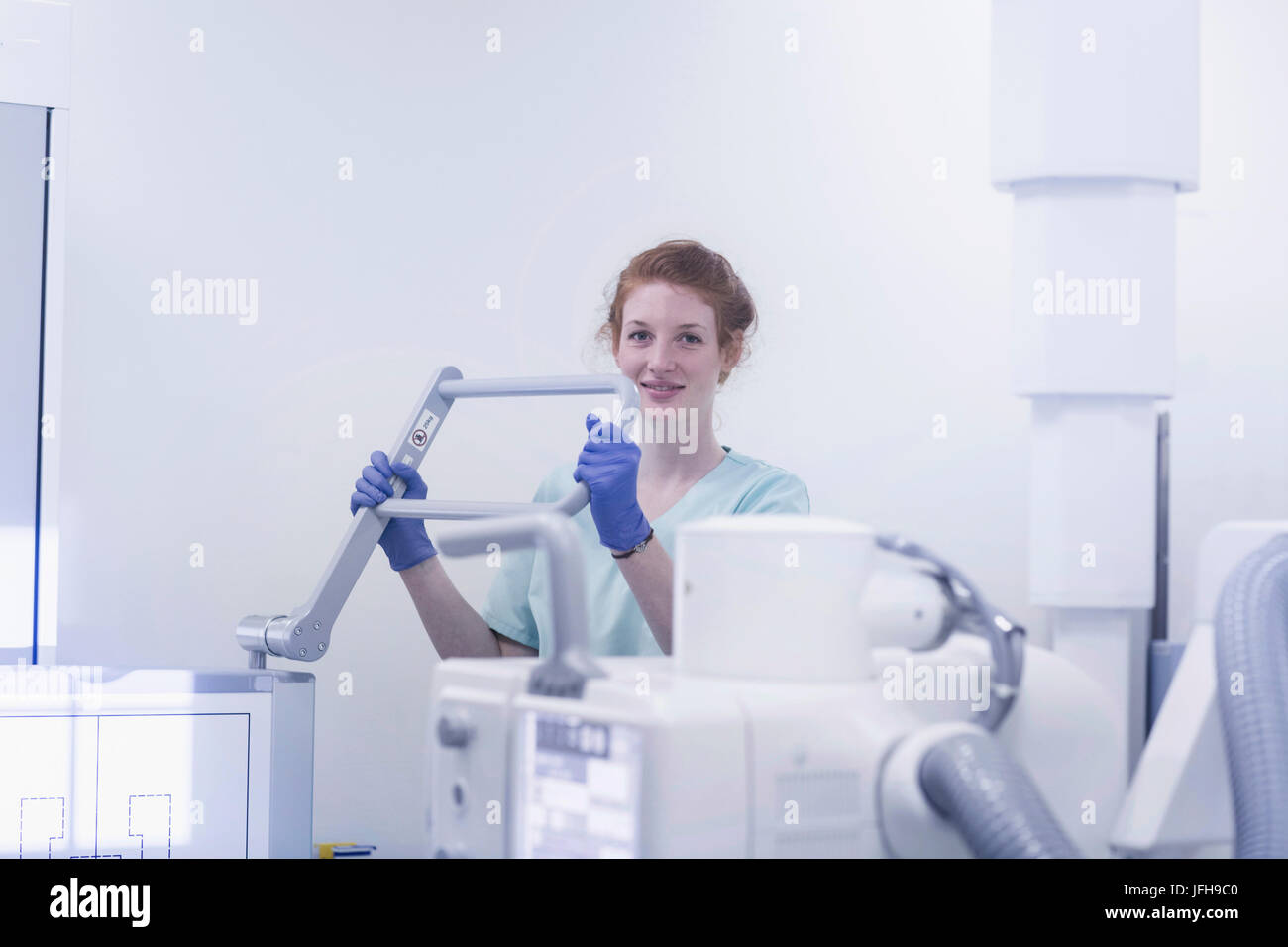 Portrait of female nurse holding une partie de l'équipement à rayons X Banque D'Images