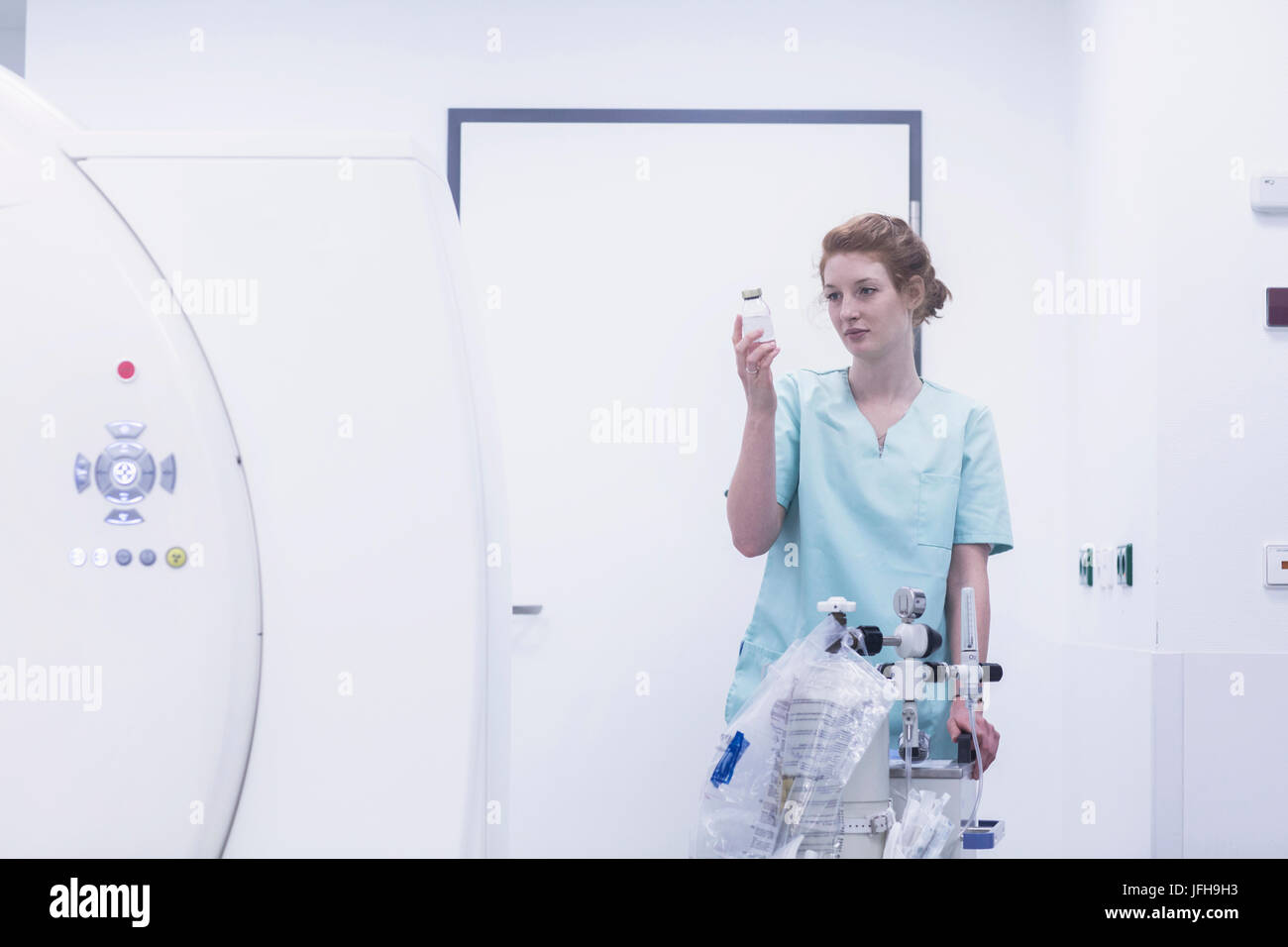 Nurse holding le flacon en verre et portable machine respiratoire Banque D'Images