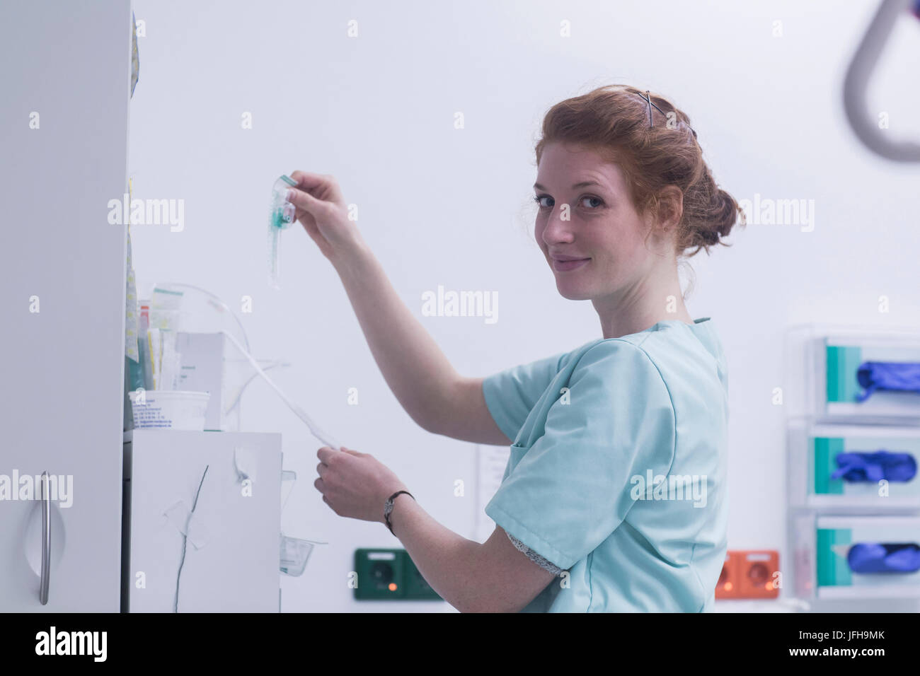 Portrait of nurse holding perfusion IV à l'hôpital Banque D'Images
