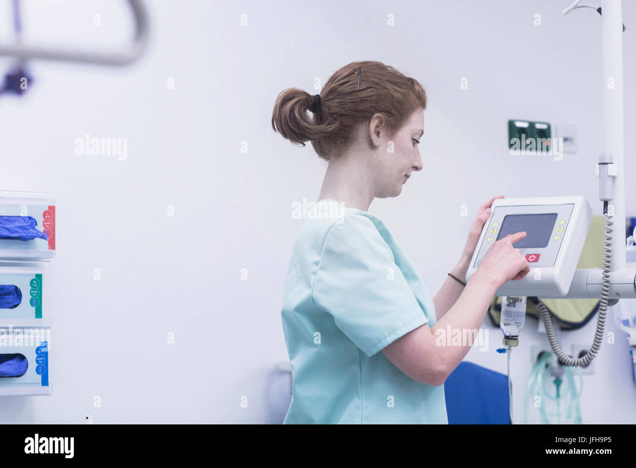 Une infirmière de l'équipement médical d'exploitation Banque D'Images