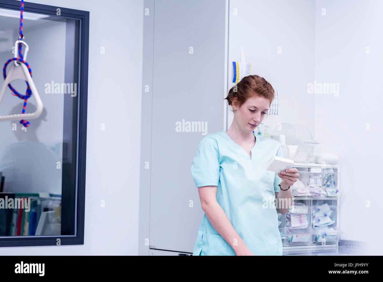 Nurse holding medicine debout en magasin prix à l'hôpital Banque D'Images