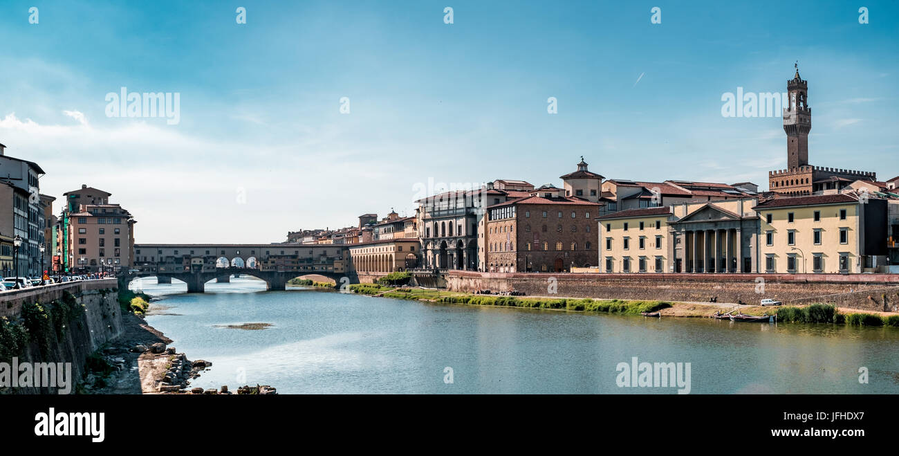 Le Ponte Vecchio et d'autres bâtiments historiques sur les rives de l'Arno Banque D'Images