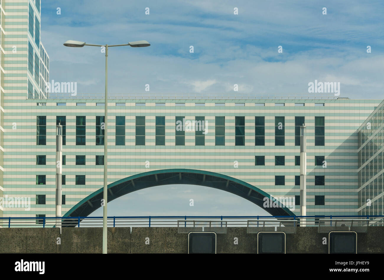 Transport en commun de l'autoroute A12 sous un bâtiment à Den Haag, Banque D'Images