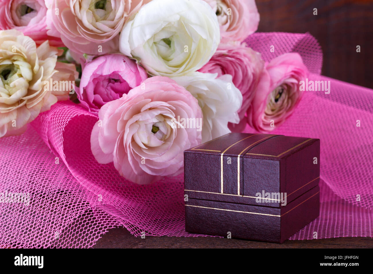 Bouquet de renoncules blanches et roses et boîte de bijoux Banque D'Images
