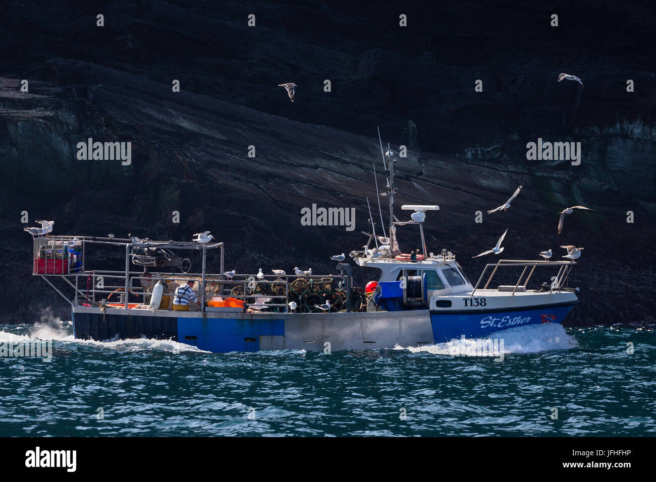 Bateau de pêche au large de la côte ouest de l'Irlande, près de l'île de Valentia, façon sauvage de l'Atlantique Banque D'Images