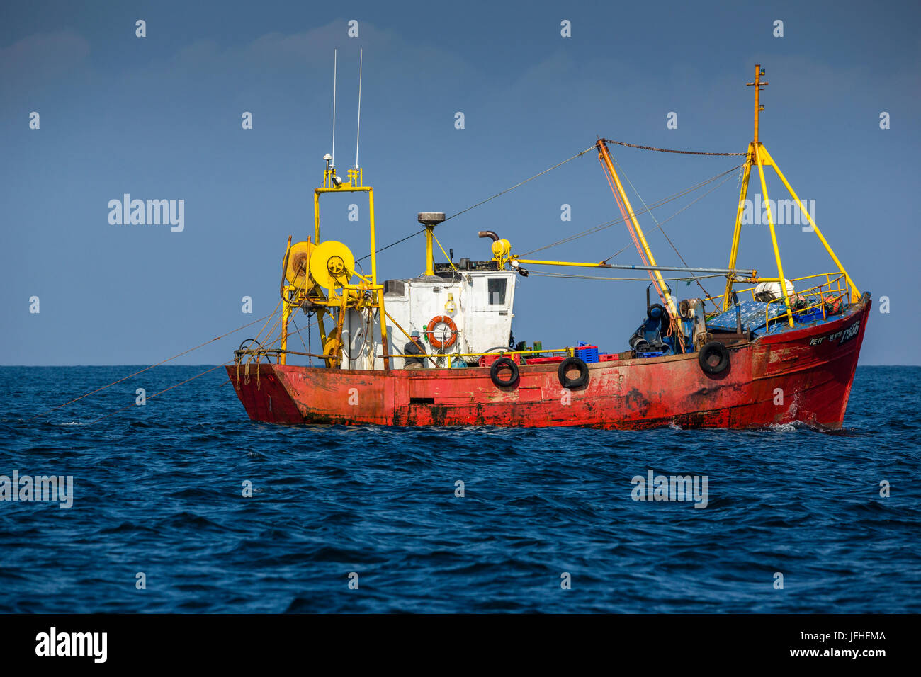 Bateau de pêche au large de la côte ouest de l'Irlande, près de l'île de Valentia, façon sauvage de l'Atlantique Banque D'Images