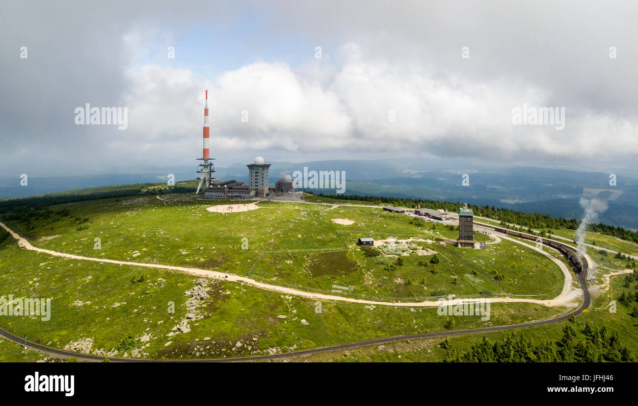 Vue aérienne de la montagne Brocken, le plus haut sommet de la chaîne de montagnes du Harz et le plus haut sommet de l'Allemagne du Nord Banque D'Images