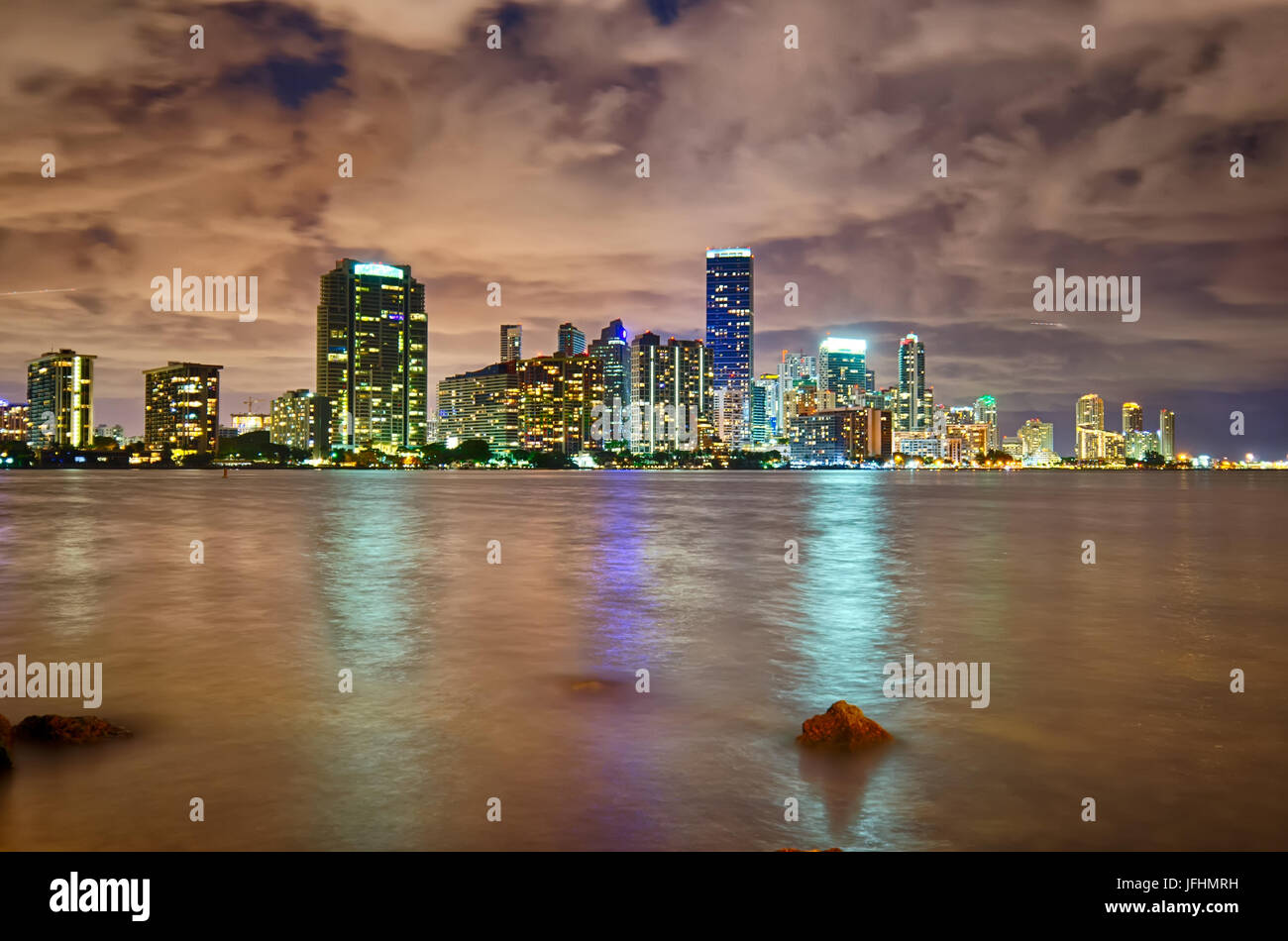 Miami city skyline panorama au crépuscule avec gratte-ciel urbain Banque D'Images