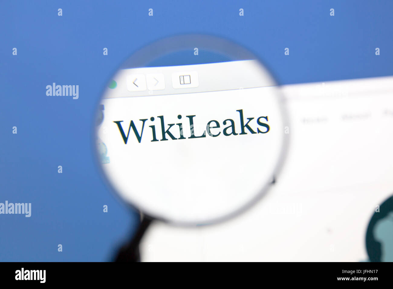 Gros plan du site WikiLeaks site web sous une loupe. WikiLeaks est une organisation internationale à but non lucratif qui publie des informations secrètes Banque D'Images
