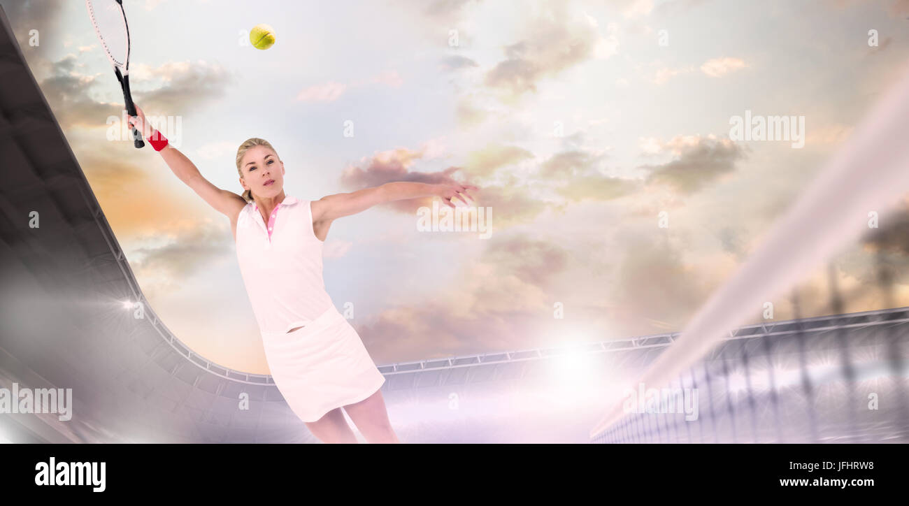 Sportif jouer au tennis avec une raquette à l'image composite de l'arena et ciel nuageux Banque D'Images