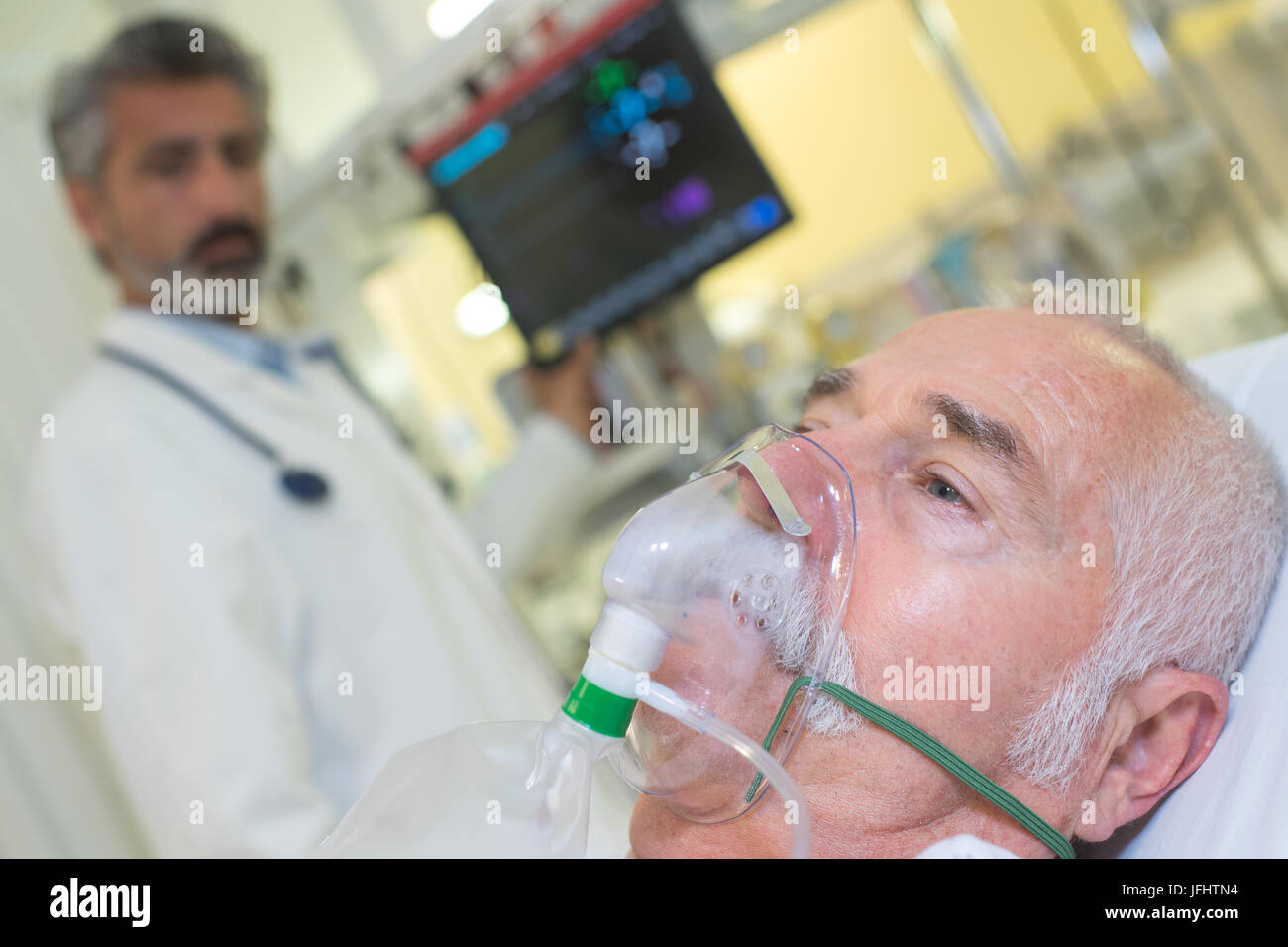 Le médecin du patient à porter un masque à oxygène Banque D'Images