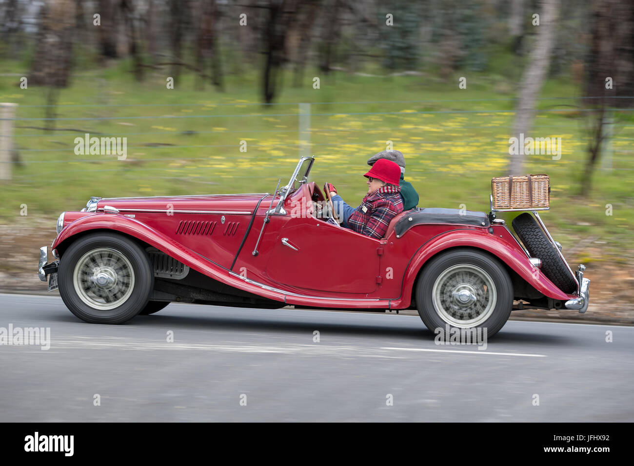 Vintage 1954 MG TF 159 la conduite sur des routes de campagne près de la ville de Birdwood, Australie du Sud. Banque D'Images