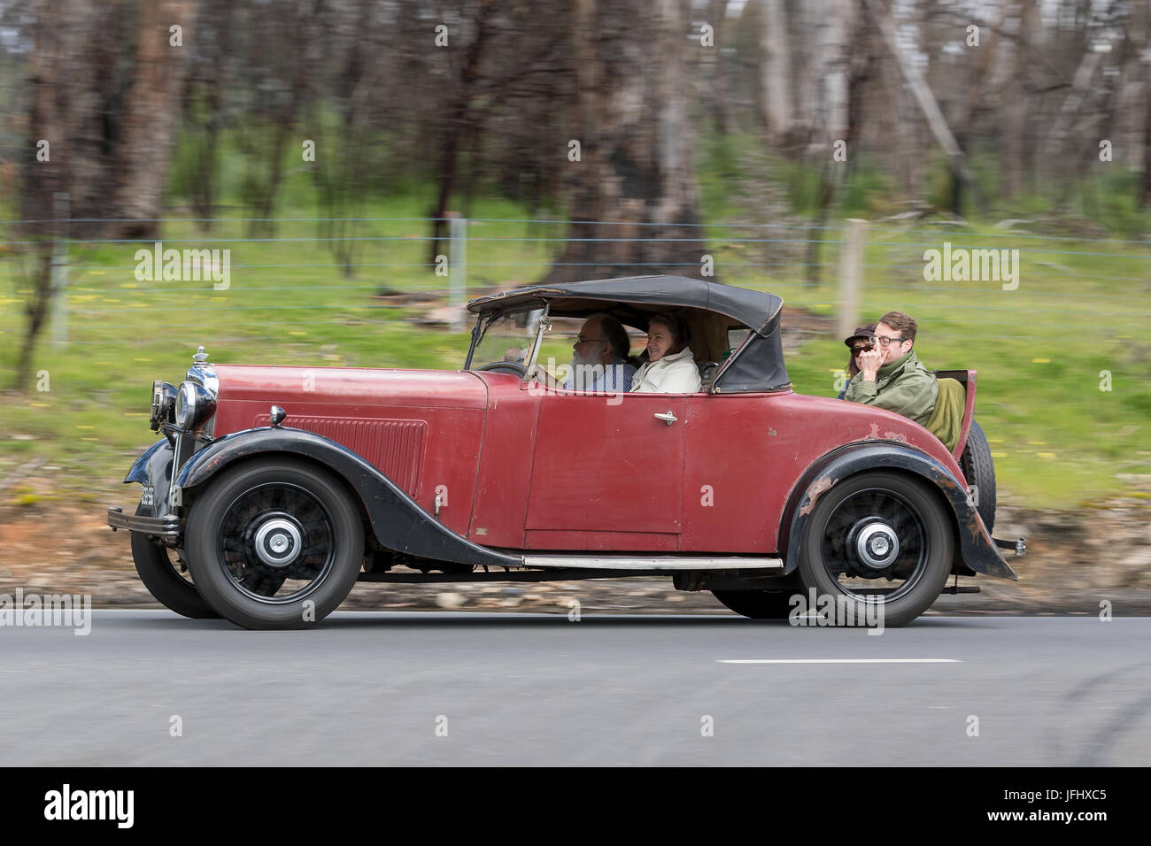 Vintage 1934 Morris Cowley 6 Roadster la conduite sur des routes de campagne près de la ville de Birdwood, Australie du Sud. Banque D'Images