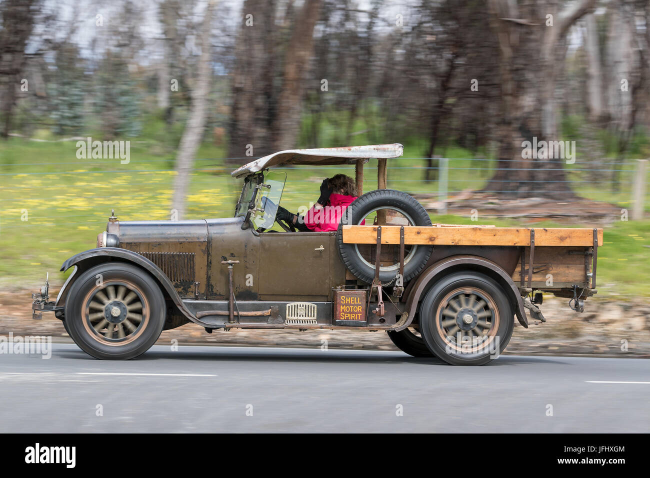 Vintage pickup truck conduite sur routes de campagne près de la ville de Birdwood, Australie du Sud. Banque D'Images