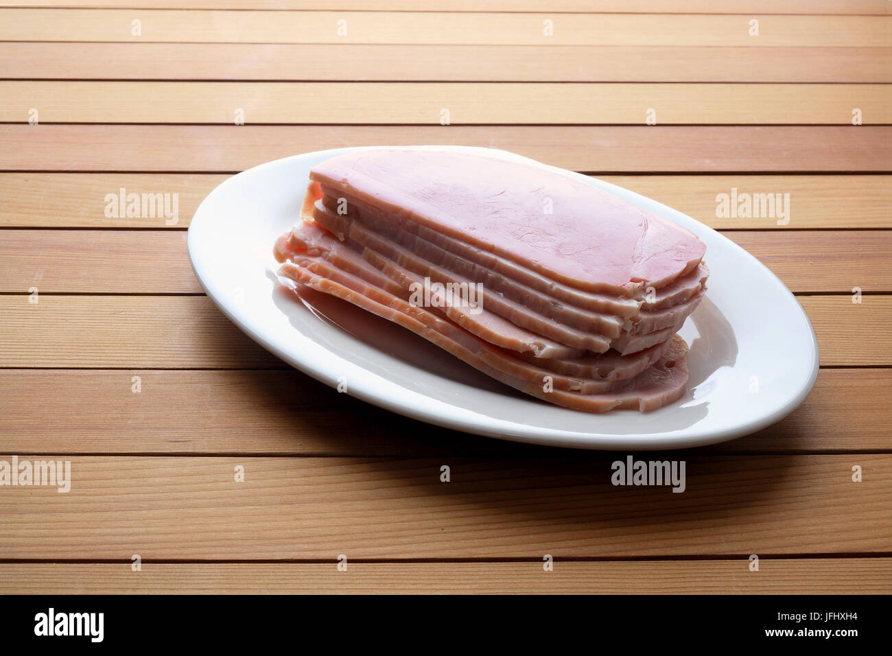 De Bacon à court sur fond de bois Banque D'Images