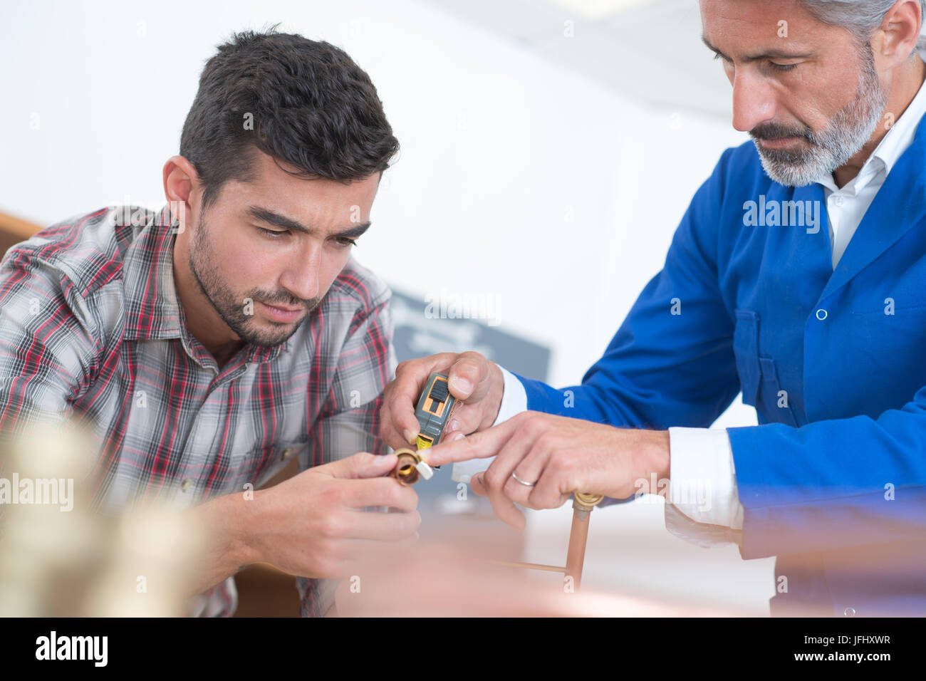 Les hommes quelque chose de fixation Banque D'Images