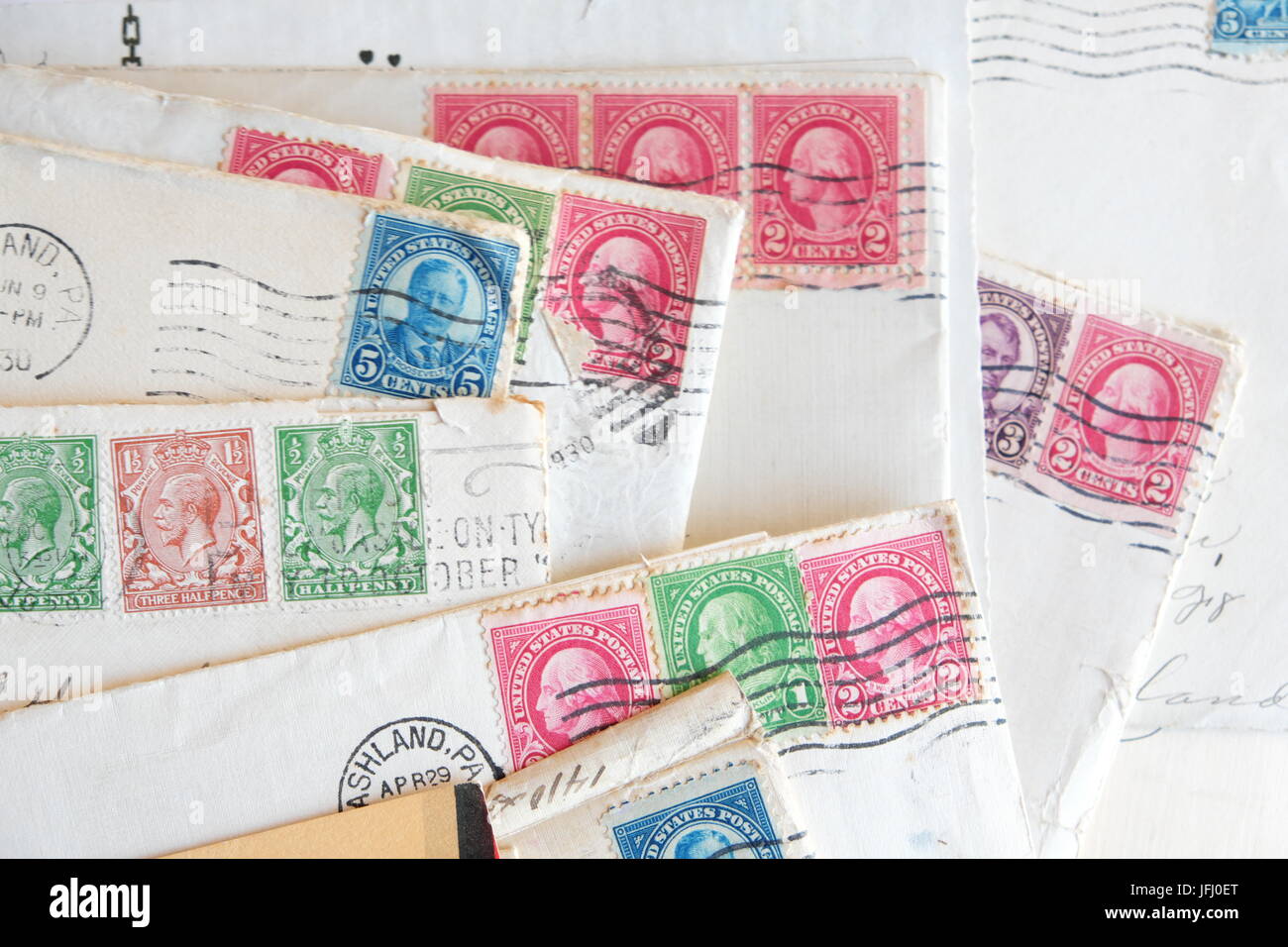 Beaucoup de vieilles lettres, enveloppes, timbres postaux Banque D'Images