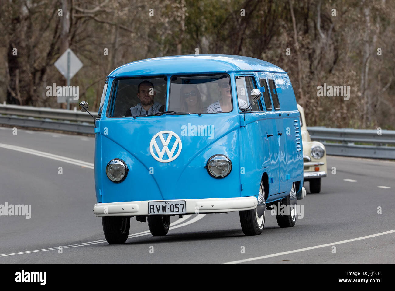 Vintage 1959 Volkswagen Kombi Van de la conduite sur des routes de campagne près de la ville de Birdwood, Australie du Sud. Banque D'Images