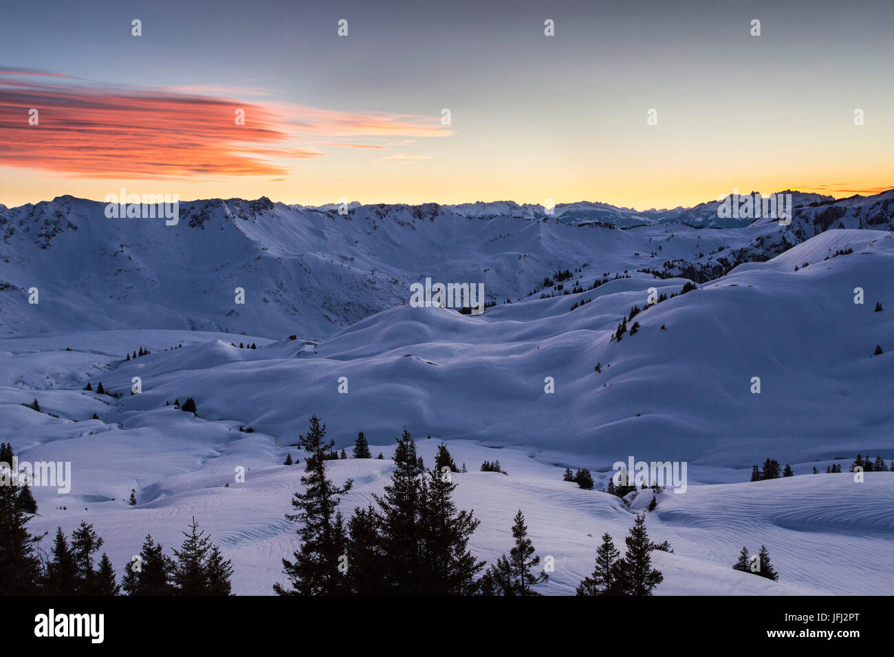 Le coucher du soleil, Sünser Alp, la vallée, la neige Banque D'Images