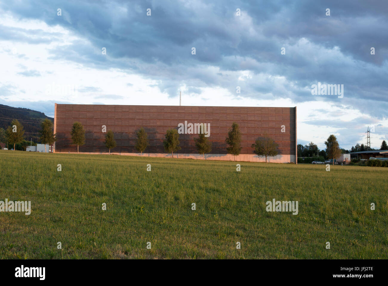 Grande façade en bois, l'usine, les nuages, les cieux Banque D'Images